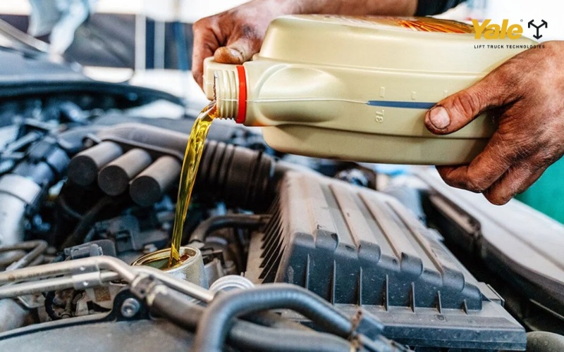 Thay nhớt đúng định kỳ theo khuyến cáo giúp bảo vệ động cơ, tránh hư hỏng sớm và duy trì hiệu suất hoạt động ổn định cho xe nâng