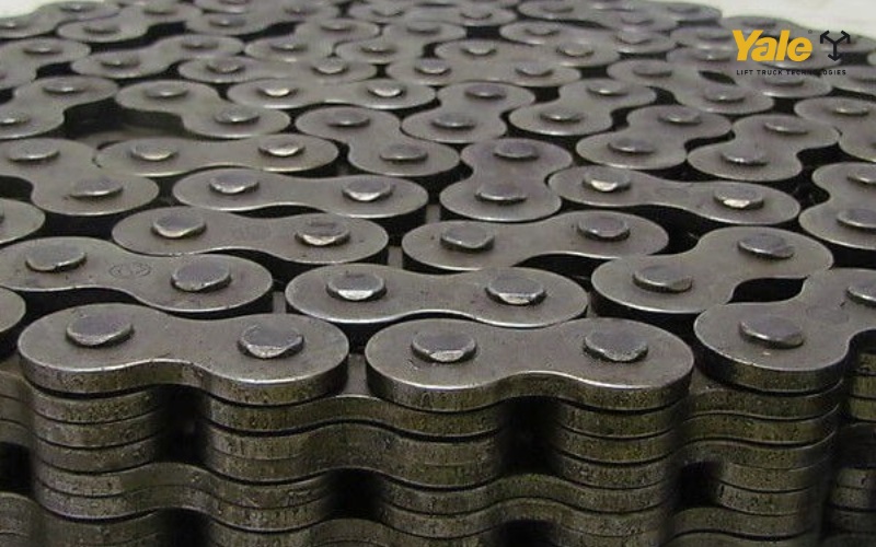 Xích xe nâng là “xương sống” của hệ thống nâng hạ, đảm nhiệm truyền lực chính và đảm bảo an toàn vận hành