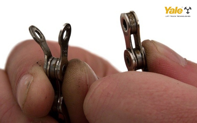 Chốt xích lỏng hoặc bung khớp có thể gây trượt puly, rơi hàng và tiềm ẩn nguy cơ mất an toàn nghiêm trọng khi vận hành