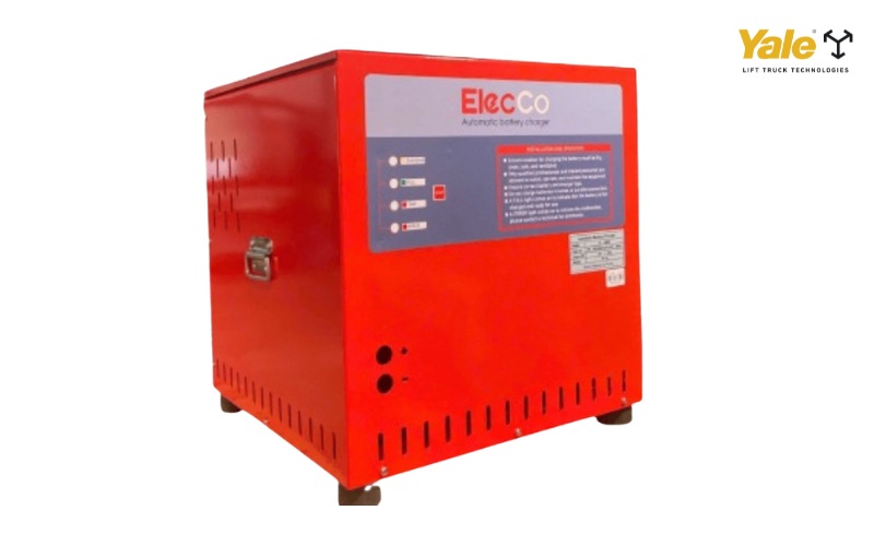 Trên thị trường hiện nay, bộ sạc xe nâng điện thường được chia thành hai loại chính: bộ sạc biến áp truyền thống và bộ sạc xung tần số cao