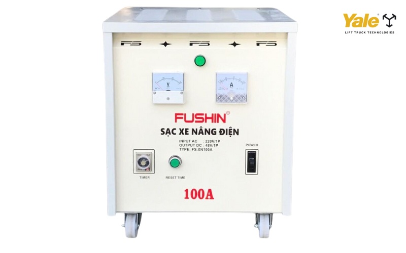 Khi lựa chọn bộ sạc xe nâng điện, doanh nghiệp cần ưu tiên những sản phẩm đáp ứng chuẩn kỹ thuật của ắc quy và xe nâng