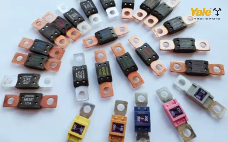 Cầu chì xe nâng giữ vai trò bảo vệ toàn bộ hệ thống điện