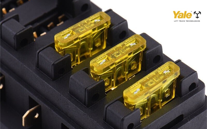 Cầu chì xe nâng tuy nhỏ nhưng là tuyến bảo vệ quan trọng giúp ngăn sự cố điện