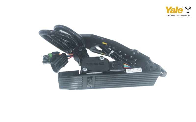 Kỹ thuật viên cần quan sát toàn bộ dây dẫn và giắc cắm kết nối với cảm biến chân ga