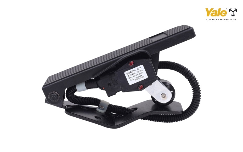 Bụi bẩn, dầu mỡ cũ hoặc vật cản có thể làm bàn đạp chân ga bị kẹt, hồi chậm hoặc không trả về vị trí ban đầu