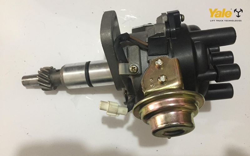 Hệ thống đánh lửa dùng bộ chia điện chủ yếu xuất hiện trên xe nâng động cơ xăng, LPG đời cũ và đang dần được thay thế bằng xe nâng điện hoặc xe nâng dầu