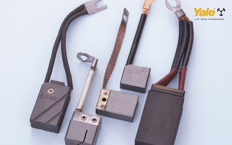 Chổi than xe nâng điện đóng vai trò then chốt trong vận hành motor, giúp duy trì hiệu suất và hạn chế gián đoạn