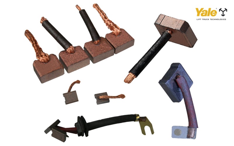 Chổi than xe nâng điện truyền điện từ ắc quy vào motor, giúp duy trì dòng điện ổn định để xe nâng khởi động và vận hành hiệu quả