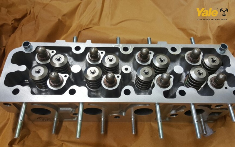 Nắp quy lát có nhiệm vụ làm kín buồng đốt, bố trí các chi tiết nạp – xả và dẫn nước làm mát, dầu bôi trơn, giúp động cơ xe nâng hoạt động ổn định và bền bỉ