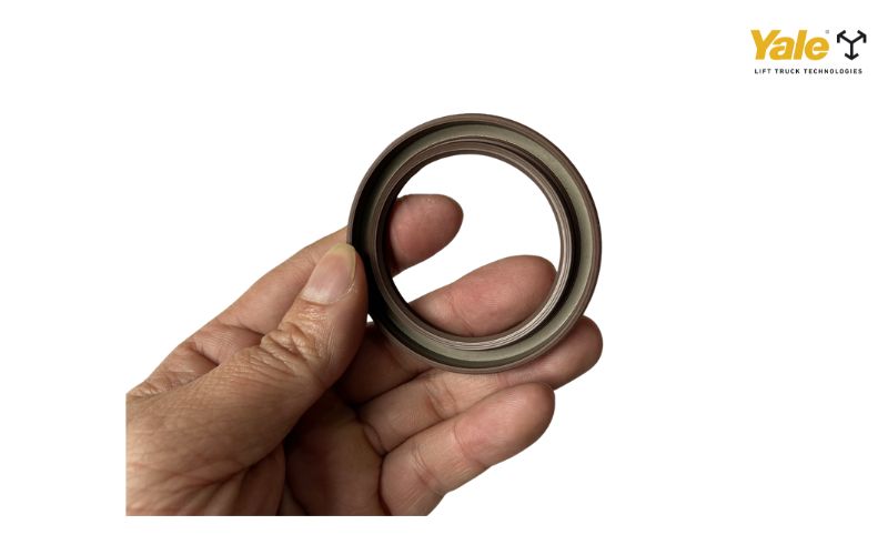 Phớt đầu trục cơ (phớt đầu trục khuỷu trước) là một chi tiết làm kín được lắp tại vị trí đầu trước của trục cơ