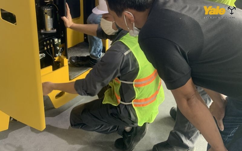 Bạc lót thanh truyền cần được tháo kiểm tra bề mặt và đo khe hở đúng tiêu chuẩn trong bảo dưỡng để xác định tình trạng và thời điểm thay thế