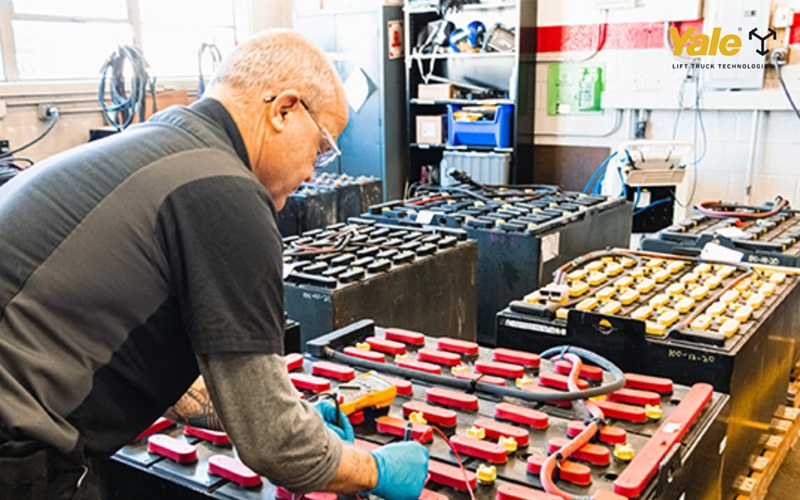 Doanh nghiệp nên thay bình điện xe nâng khi thời gian sử dụng giảm mạnh, bình điện nhanh hết dù sạc đầy hoặc xuất hiện dấu hiệu mất an toàn