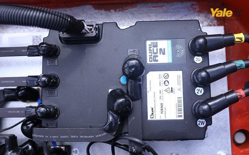 Bo mạch điều khiển giữ vai trò "bộ não" trung tâm, tiếp nhận và xử lý mọi tín hiệu vận hành của xe nâng điện.