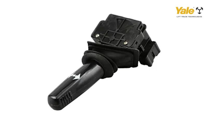 Cần gạt số xe nâng là bộ phận điều khiển giúp người vận hành lựa chọn hướng di chuyển của xe như tiến (Forward), lùi (Reverse) hoặc về số N (Neutral)