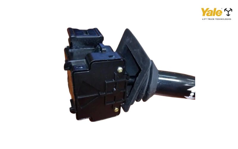 Trong quá trình sử dụng, cần gạt số xe nâng có thể bị hao mòn hoặc hư hỏng do tần suất vận hành cao và môi trường làm việc khắc nghiệt