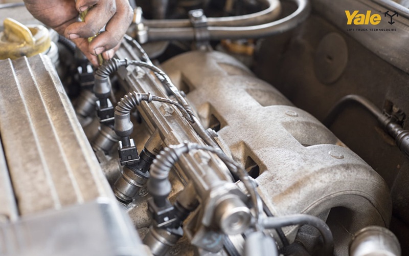 Kim phun nhiên liệu xe nâng cần thay mới khi động cơ khó nổ, yếu máy, hao nhiên liệu hoặc xả khói bất thường để đảm bảo hiệu suất và tránh hư hỏng lan rộng