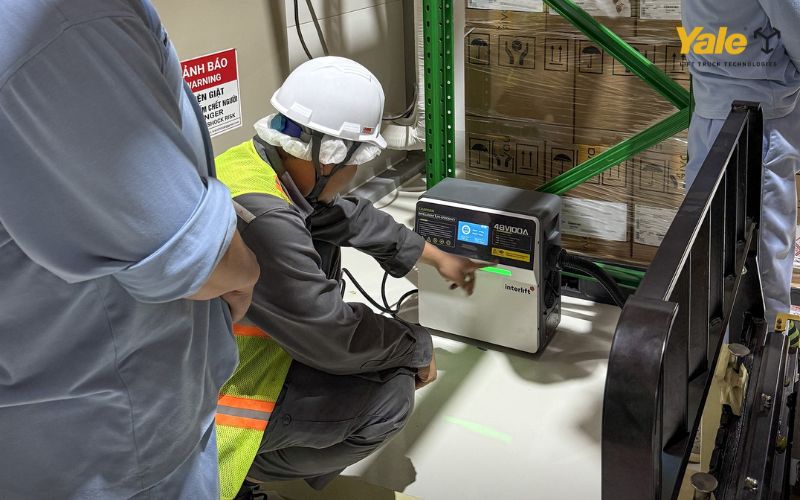 Hệ thống máy sạc xe nâng điện được lắp đặt bài bản tại kho bãi nhằm đảm bảo hiệu suất vận hành liên tục.