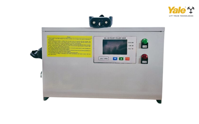 Kiểm tra kỹ thông số điện áp và dung lượng trên tem nhãn bình điện trước khi chọn mua máy sạc.