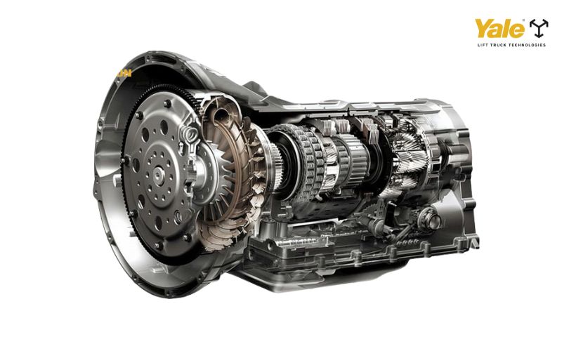 Hộp số xe nâng là một bộ phận quan trọng trong hệ thống truyền động, có nhiệm vụ tiếp nhận công suất từ động cơ và truyền mô-men xoắn