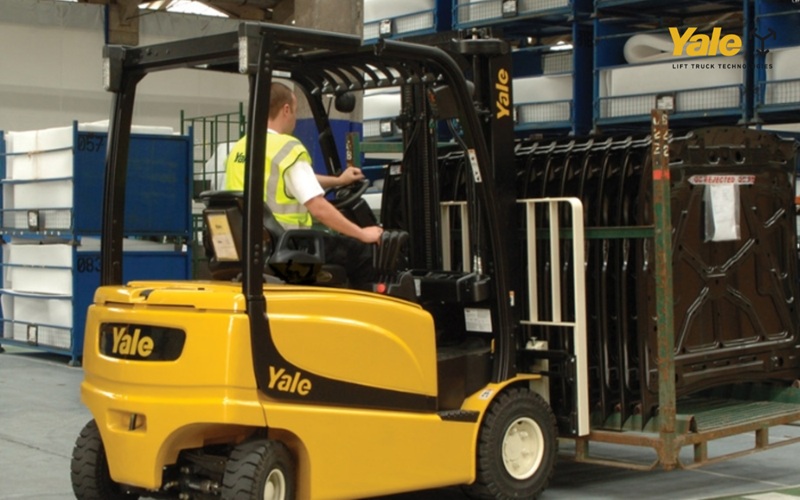 Bộ dịch giá dịch chuyển toàn bộ khung càng, còn bộ dịch càng điều chỉnh khoảng cách và vị trí từng càng để phù hợp nhiều loại pallet