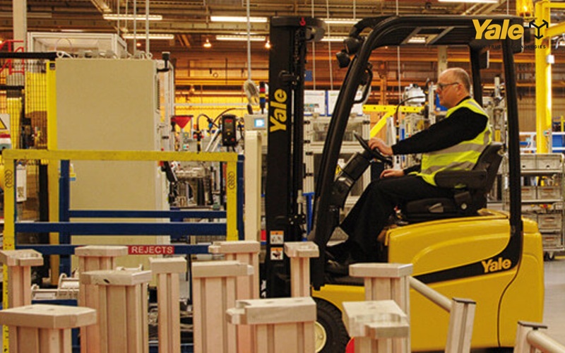 Dùng bộ dịch giá cho kho hẹp, pallet đồng nhất; dùng bộ dịch càng khi pallet đa dạng và cần thay đổi khoảng cách càng linh hoạt