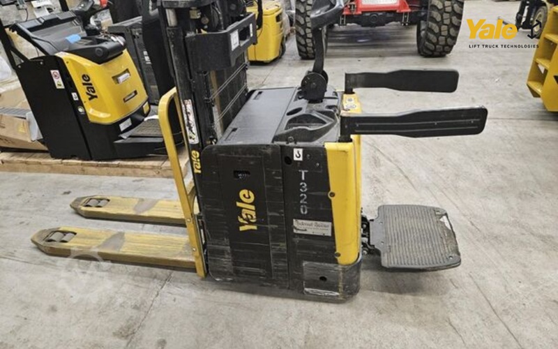 Xe nâng bị ngập nước thường do kho xưởng ngập úng, vận hành ngoài trời mưa, rửa xe sai cách hoặc gioăng phớt xuống cấp