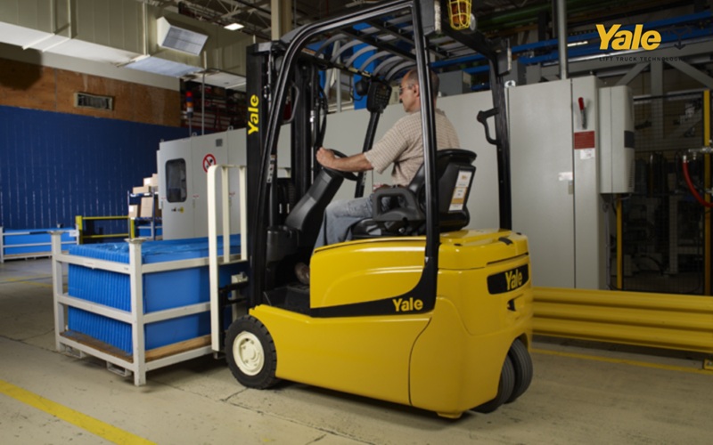 Khi xe nâng bị ngập nước, cần ngừng vận hành ngay, ngắt nguồn, làm khô – kiểm tra toàn bộ hệ thống và đánh giá an toàn trước khi đưa xe hoạt động trở lại