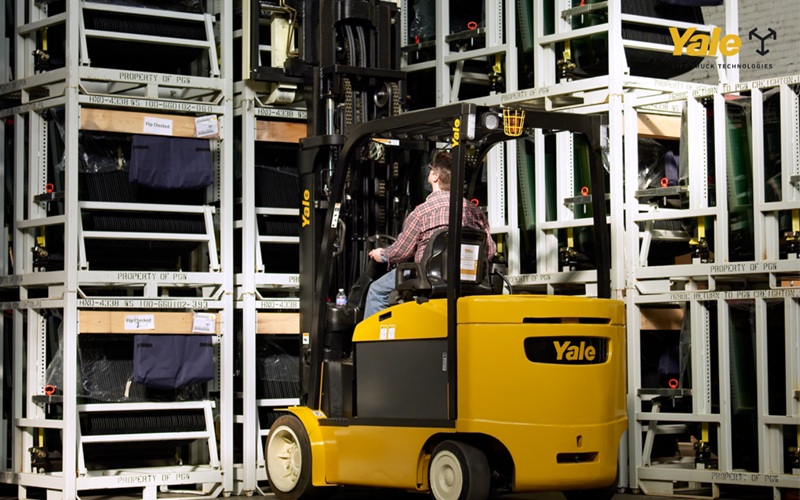 Doanh nghiệp nên gọi kỹ thuật viên xe nâng chuyên nghiệp khi xe bị ngập nước từ mức trung bình trở lên