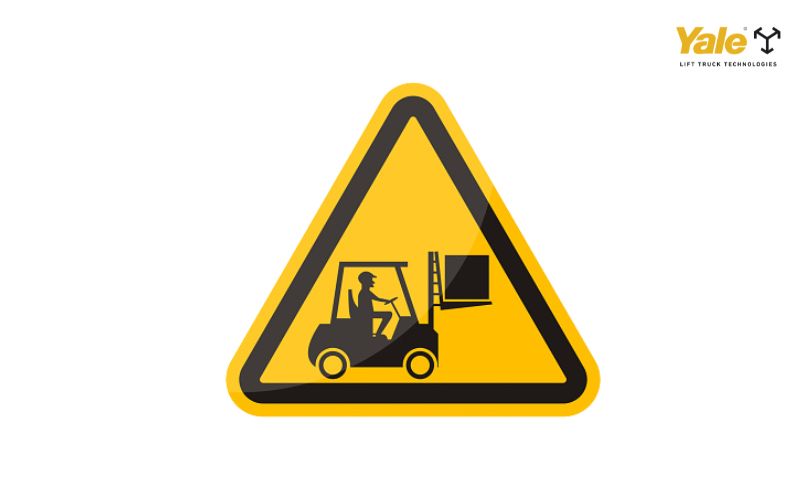 Tai nạn liên quan đến xe nâng có thể gây ra hậu quả nghiêm trọng như chấn thương cho người lao động, hư hỏng hàng hóa hoặc thiết bị