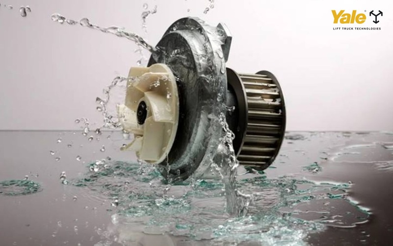 Bơm nước xe nâng cần thay khi có rò rỉ, phát tiếng lạ, nhiệt độ tăng cao hoặc nước sôi bất thường