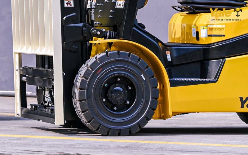 Trong môi trường kho bãi và sản xuất, lốp xe nâng đóng vai trò quan trọng trong việc đảm bảo vận hành ổn định và an toàn