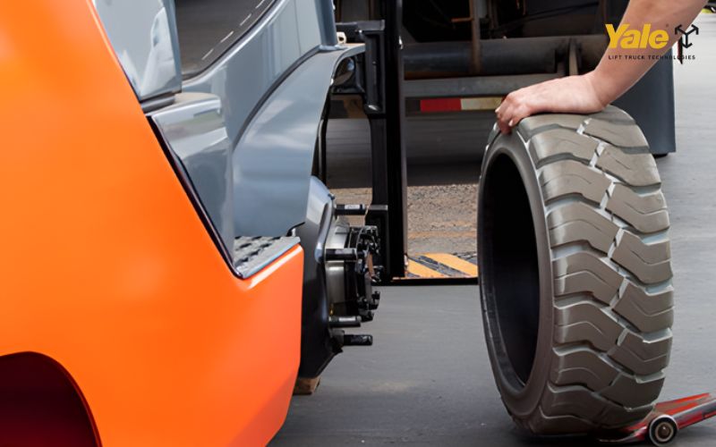 Việc tháo lốp xe nâng cần được thực hiện theo đúng trình tự kỹ thuật để đảm bảo an toàn và tránh làm hư hỏng các bộ phận liên quan