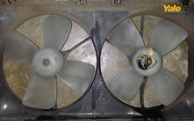 Cánh quạt xe nâng hư hỏng thường thể hiện qua nứt gãy, rung ồn và làm tăng nhiệt độ động cơ.