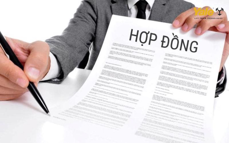 Hợp đồng cần mô tả cụ thể về xe nâng bao gồm model, thương hiệu, tải trọng nâng, chiều cao nâng, năm sản xuất và tình trạng
