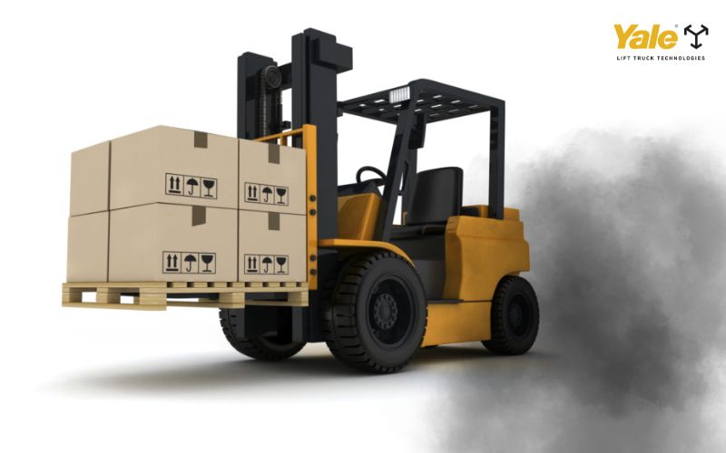 Việc sử dụng xe nâng vượt tải trọng sẽ khiến động cơ hoạt động quá mức, làm nhiên liệu cháy không hết và sinh ra khói đen