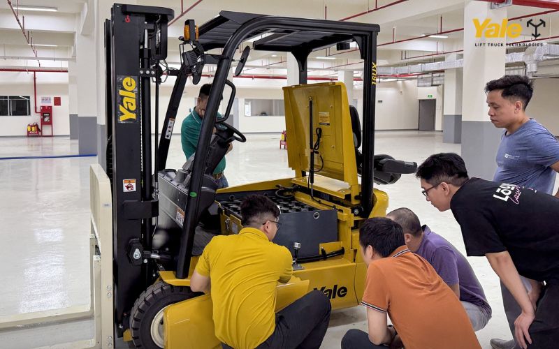 Xe nâng là thiết bị cơ giới hoạt động với tải trọng lớn và thường xuyên di chuyển trong không gian làm việc đông người