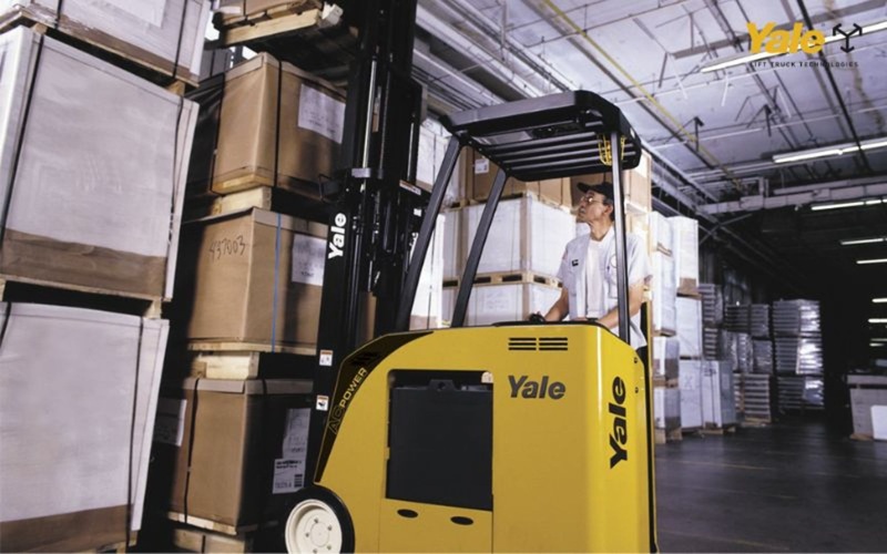 Chọn xe nâng công nghiệp cần dựa vào tải trọng, chiều cao nâng, lối đi, môi trường và chi phí vận hành