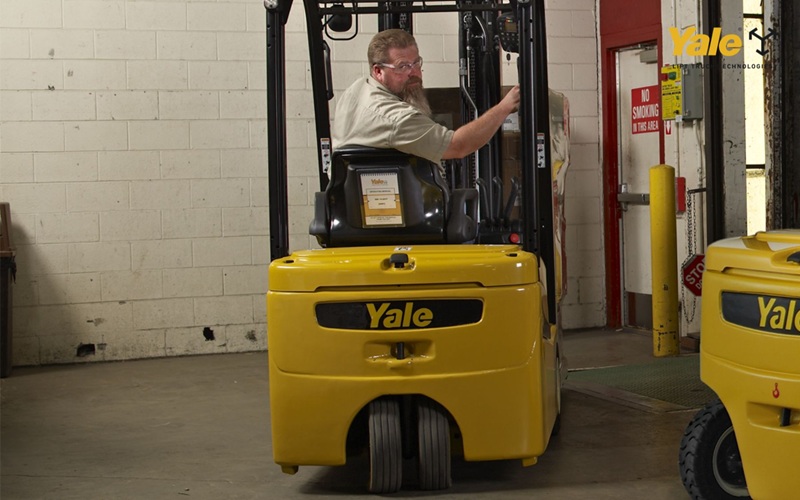 Xe nâng điện 3 bánh là giải pháp giúp doanh nghiệp tối ưu không gian kho hẹp và nâng cao hiệu suất vận hành