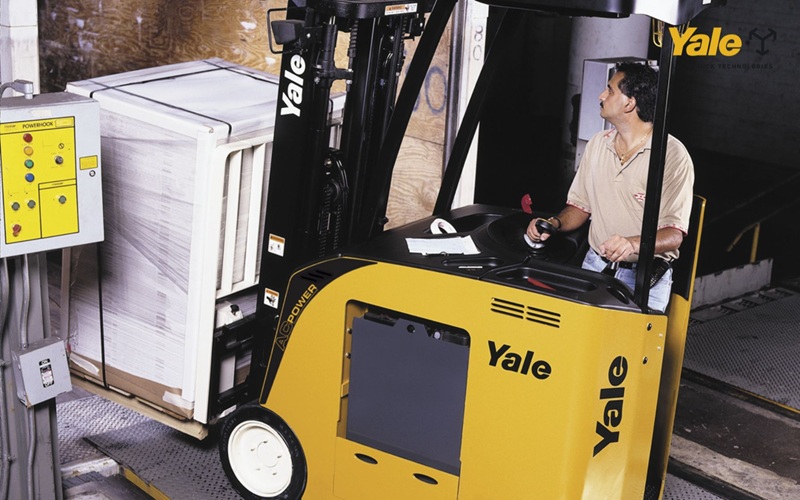 Xe nâng điện 3 bánh là giải pháp hiệu quả giúp doanh nghiệp tối ưu không gian kho hẹp