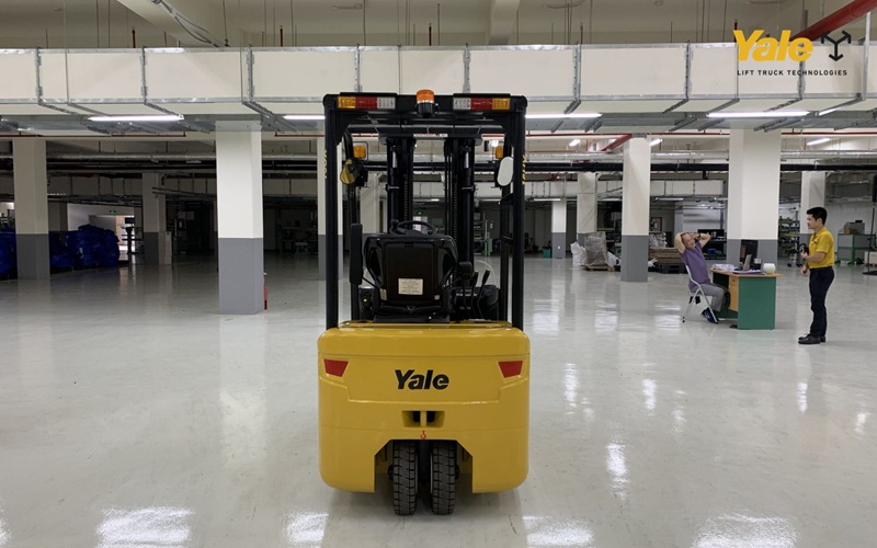 Xe nâng điện 3 bánh có thiết kế ba bánh giúp quay vòng linh hoạt và vận hành hiệu quả trong kho hẹp.