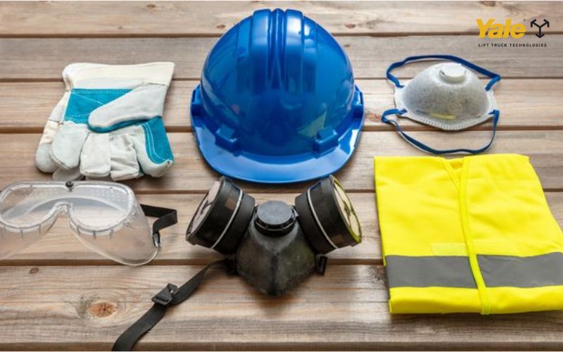 Bốn loại bảo hộ tối thiểu bắt buộc cấp phát cho mọi tài xế xe nâng: mũ cứng, giày mũi thép, áo phản quang và găng tay.