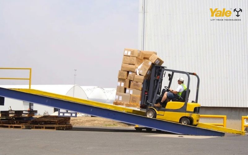 Vận hành xe nâng trên dốc đòi hỏi tuân thủ nghiêm ngặt quy tắc hướng di chuyển và kiểm soát tốc độ.