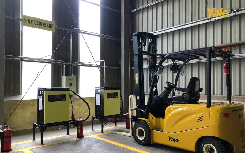 Xe nâng cho nhà máy thực phẩm phải đáp ứng tiêu chuẩn HACCP về khí thải, vật liệu và vệ sinh.