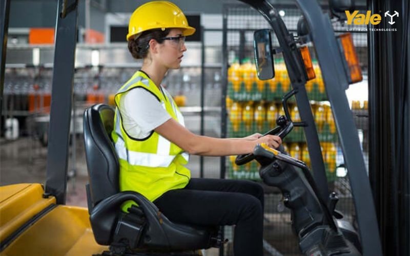 Xe nâng đỗ đúng vị trí chỉ định, càng hạ sát sàn theo quy trình an toàn