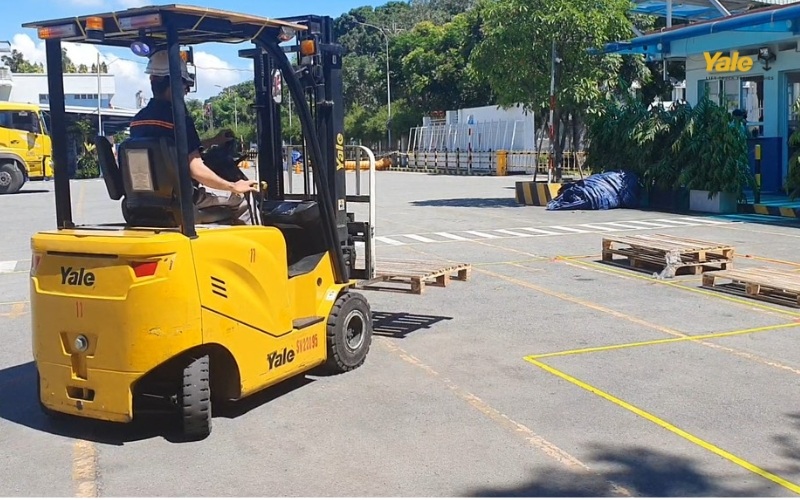 Quy trình các bước đỗ xe nâng an toàn: từ giảm tốc độ đến kiểm tra lần cuối trước khi rời xe