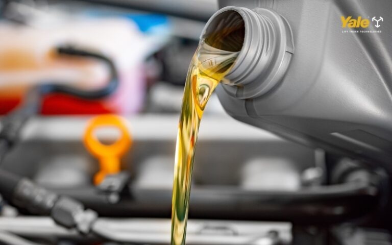 Chọn dầu thủy lực từ hãng uy tín có chứng nhận ISO VG và OEM approval của nhà sản xuất xe nâng