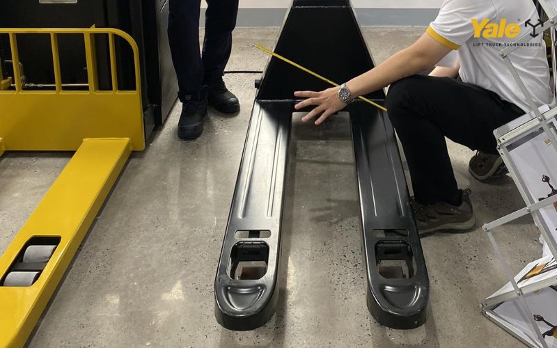 Cách kiểm tra độ mòn của càng xe nâng đúng chuẩn Cách kiểm tra độ mòn của càng xe nâng đúng chuẩn
