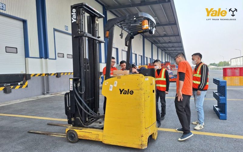 Chi phí học lái xe nâng: Bảng giá và các khoản cần biết Chi phí học lái xe nâng: Bảng giá và các khoản cần biết