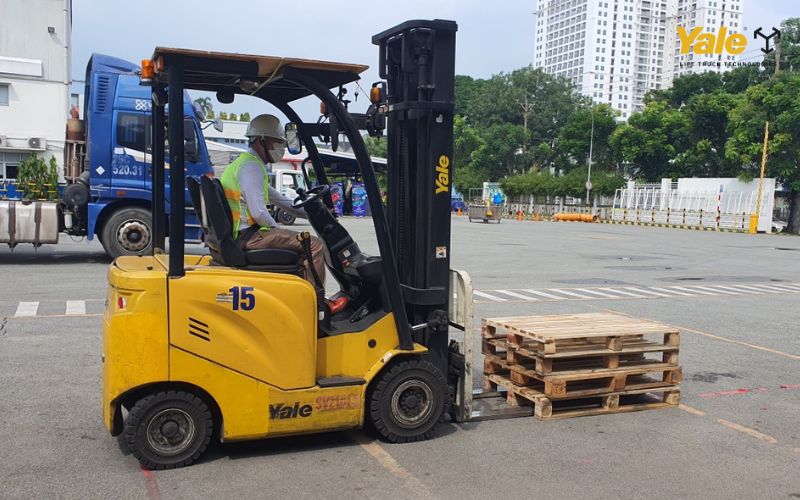Chi phí học lái xe nâng: Bảng giá và các khoản cần biết Chi phí học lái xe nâng: Bảng giá và các khoản cần biết