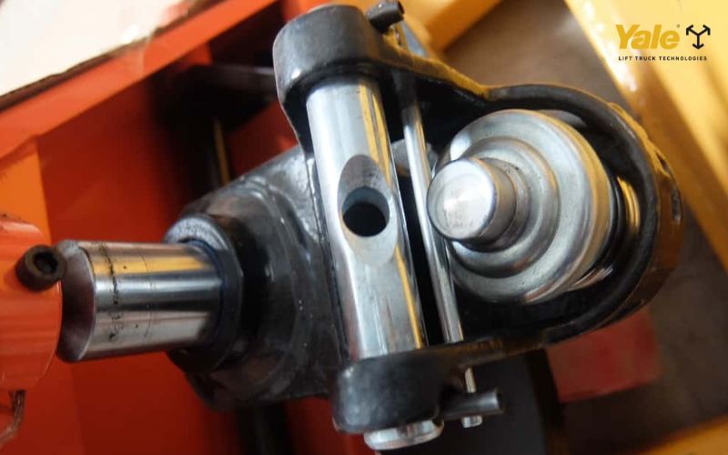 Cốt bánh xe nâng tay: Cấu tạo và dấu hiệu cần thay thế Cốt bánh xe nâng tay: Cấu tạo và dấu hiệu cần thay thế